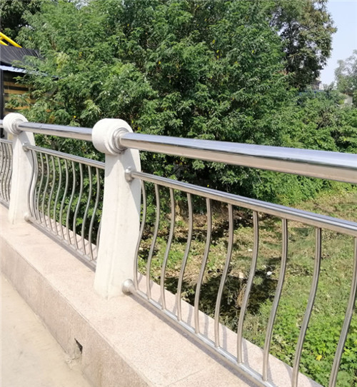304不銹鋼橋梁河道護(hù)欄 廠(chǎng)家定制橋梁欄桿